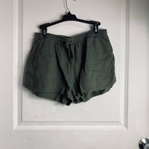 Universal Thread Womans army green shorts size M